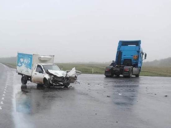 Под Ливнами утром фура снесла небольшой грузовичок