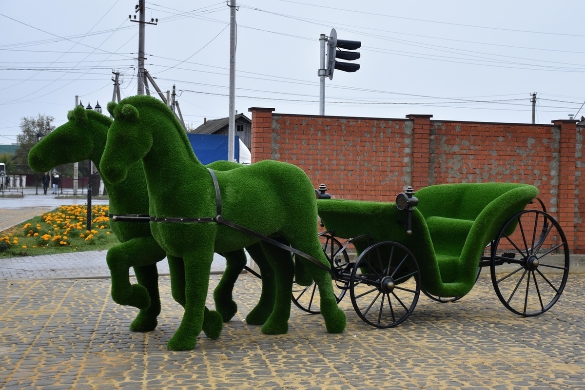 Зеленые стеклопластиковые лошади в Сасове
