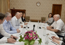 Президент Белоруссии Александр Лукашенко прибыл с визитом в Абхазию и встретился с президентом Асланом Бжанией на государственной даче в Пицунде