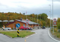 Норвежское издание Dagbladet со ссылкой на местную полицию сообщает, что днем 28 сентября остановилось движение автотранспорта через пункт пропуска "Стурскуг" на границе с Россией
