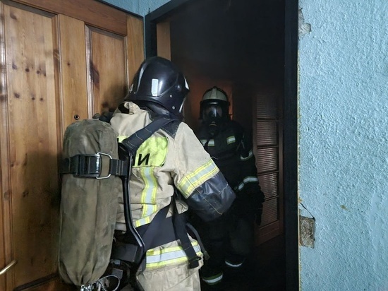 В Мурманске вспыхнувшую однушку тушили 10 огнеборцев
