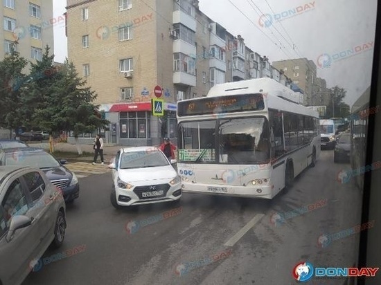 В Ростове на Западном после ДТП с автобусом образовалась огромная пробка