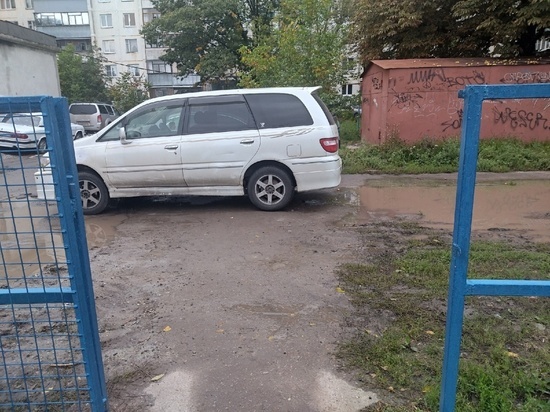 В Курске автохам перекрыл выход с пришкольной территории