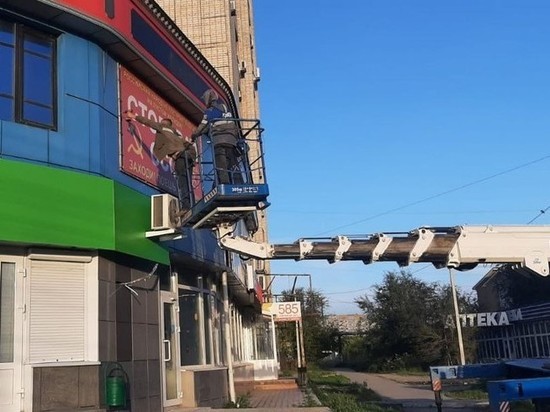 На улицах Астрахани демонтируют незаконные рекламные конструкции