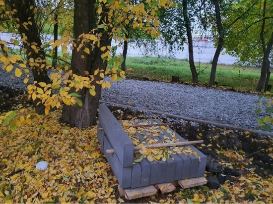 Тротуар на Яблоневой аллее в Ижевске начали ремонтировать