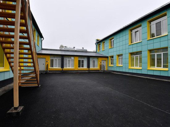 Дрозденко осмотрел отремонтированный корпус детского сада №6 в Киришах