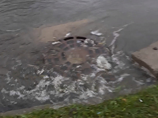 В микрорайоне Петрозаводска из-за крупного засора из канализации забил фонтан
