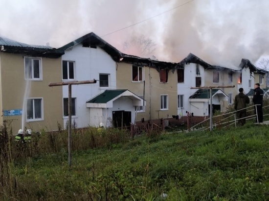 Сильный пожар оставил без крыши над головой несколько семей на Сахалине