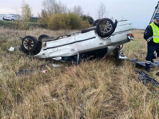 В Омске водитель иномарки получил тяжёлые травмы при опрокидывании машины
