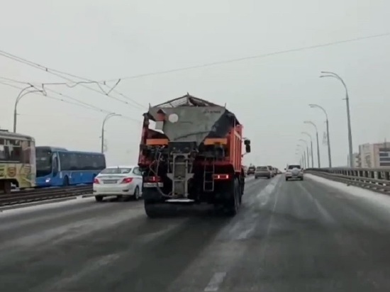 Рабочие приступили к обработке кемеровских дорог для защиты от гололеда