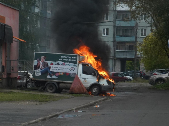 «Газель» загорелась у супермаркета на ул. Конева в Вологде