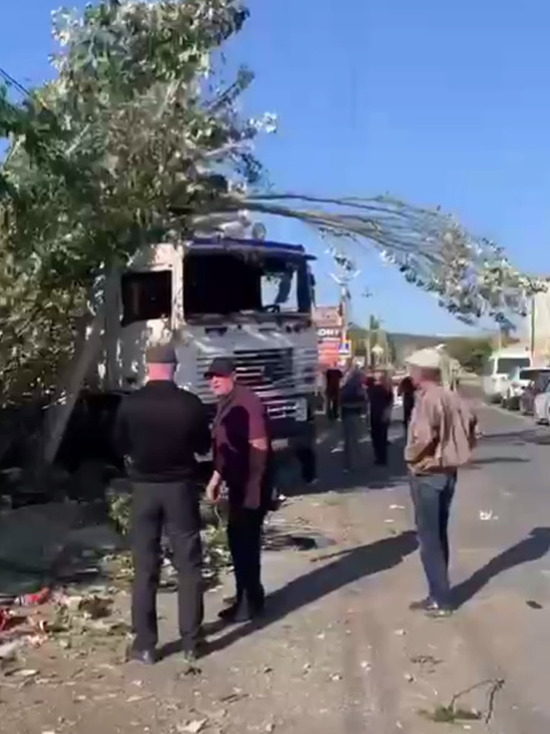 В Дагестане КамАЗ протаранил четыре автомобиля