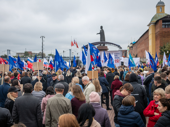 В Смоленске состоялась патриотическая акция в поддержку итогов референдумов и единства жителей России и Новороссии