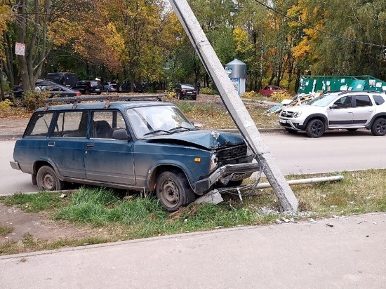 На улице Пирогова в Рязани водитель ВАЗ-2104 снёс бетонный столб