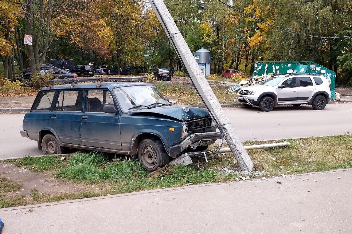 Аварии ваз 2104. Машина на улице. ВАЗ 2104 врезалась в столб.