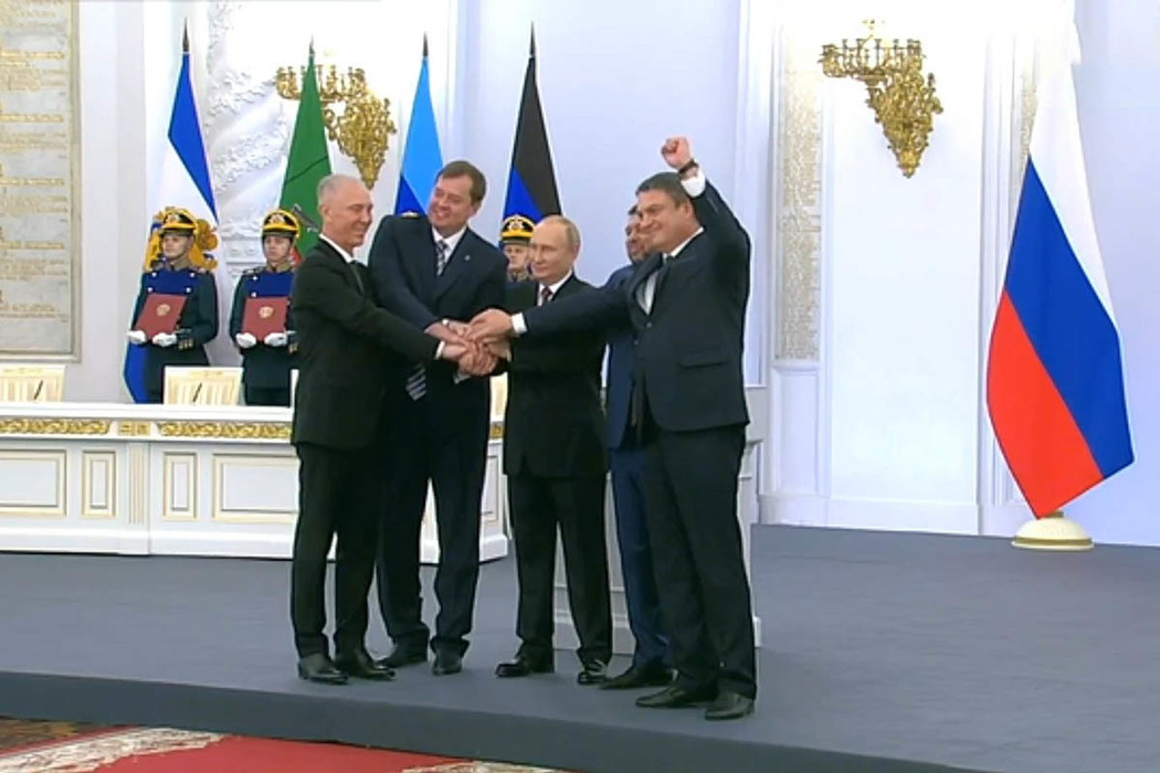 Лица и эмоции глав новых субъектов РФ: фото церемонии подписания договоров