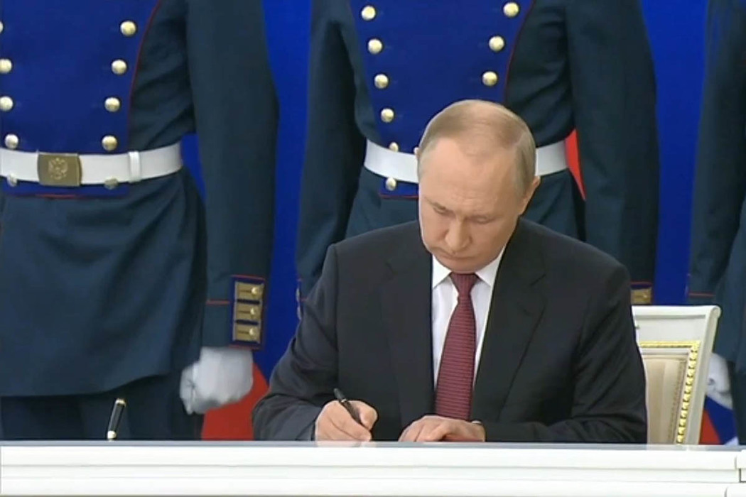 Лица и эмоции глав новых субъектов РФ: фото церемонии подписания договоров