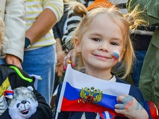 Донбасс празднует воссоединение Народных Республик с Россией: ФОТО