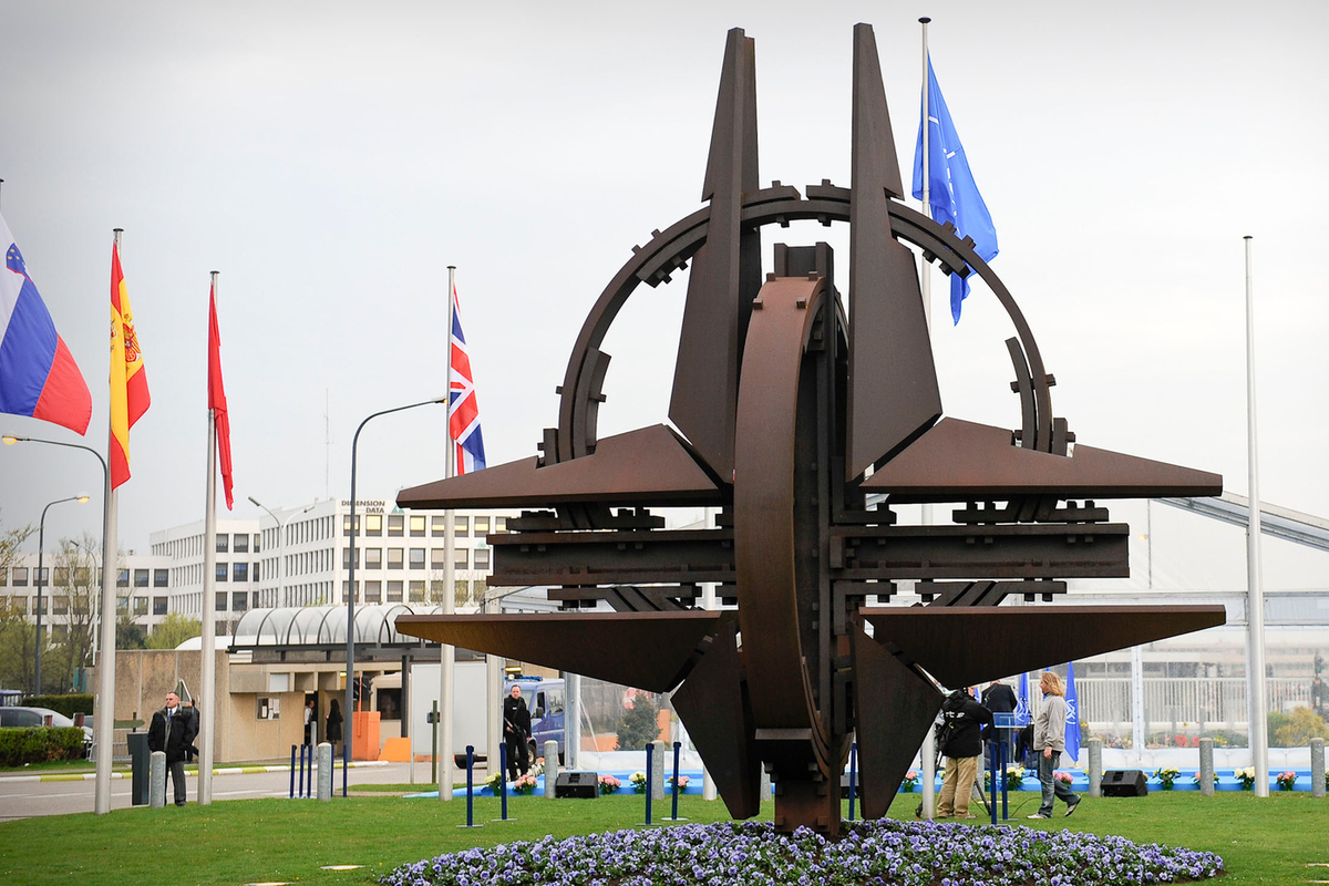 Руками нато. Монумент НАТО. Статуя НАТО В Брюсселе. Памятники в штаб квартира НАТО.