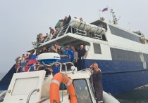 Спасатели эвакуировали всех пассажиров и экипаж с катамарана “Москва”, который сел на мель у острова Русского