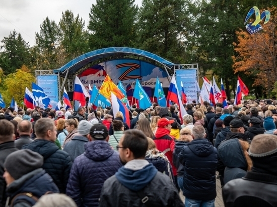 В Мурманске прошел митинг-концерт, посвященный итогам референдумов в Запорожье, Херсоне, Луганске и Донецке
