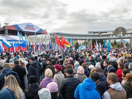 Тысячи тюменцев вышли на акцию в поддержку вхождения новых территорий в состав России