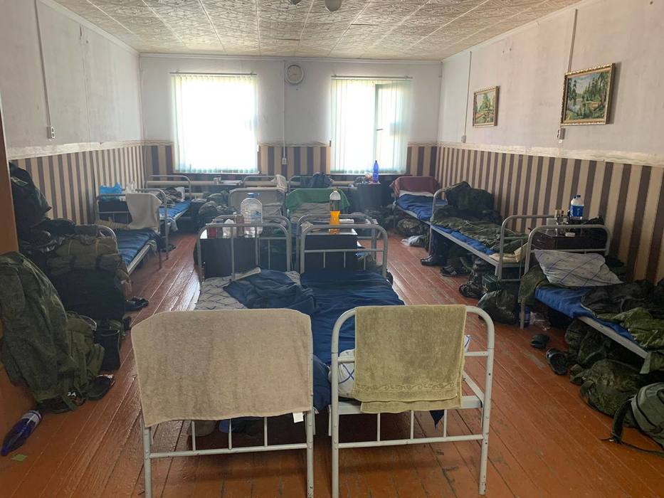 «Получили обмундирование и приступают к проведению боевого слаживания подразделения»: появились кадры, как мобилизованные астраханцы проходят обучение в Чечне 