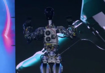 Американский бизнесмен Илон Маск показал прототип человекоподобного робота Tesla Bot