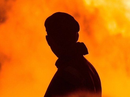 Пожарные спасли мужчину из горящего дома по Бекетова в Чите