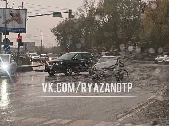 На улице Солнечной в Рязани произошла авария с участием Nissan и Lada