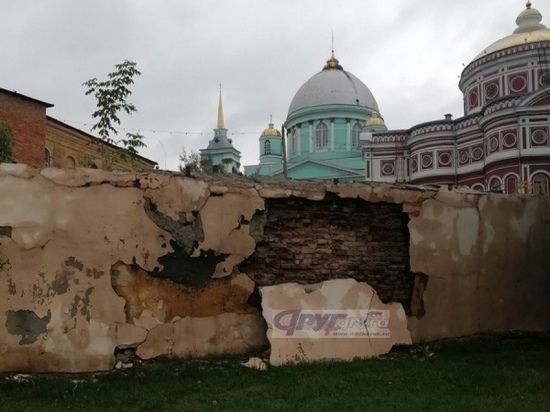 В Курске обрушилась часть стены исторического детинца