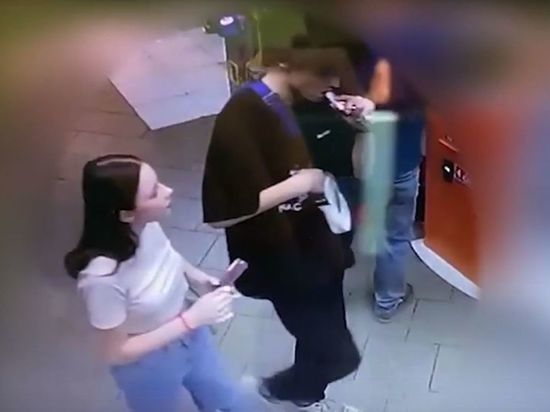 В Омске разыскивают парня и девушку, подозреваемых в хищении денег с банковской карты
