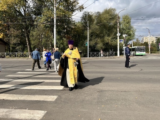 В Орле священник освятил аварийные перекрёстки