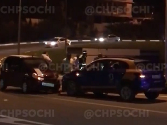 В Сочи водитель каршеринга допустил столкновение с другим авто на встречной полосе