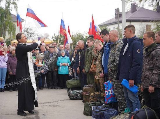 В Острогожске Воронежской области со слезами и молебном провожали мобилизованных ребят