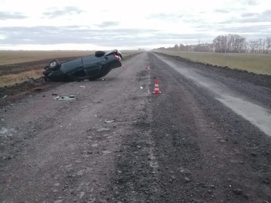 В Омской области при опрокидывании машины на дороге погиб водитель