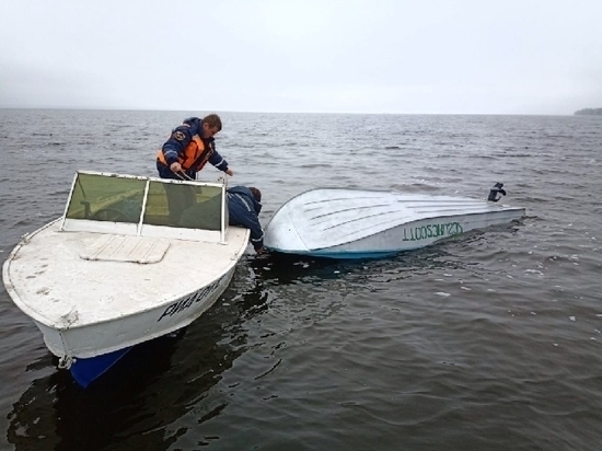 В Ивановской области спасли рыбака, у которого перевернулась лодка