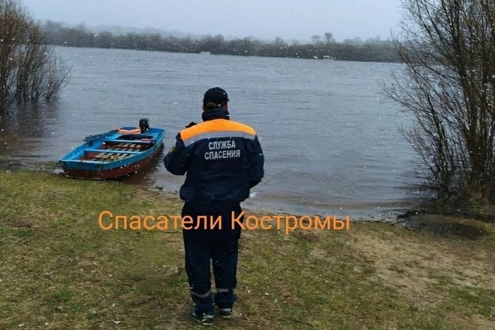 Очередная Робинзонада: спасателям пришлось выручать рыбака в Костромском разливе