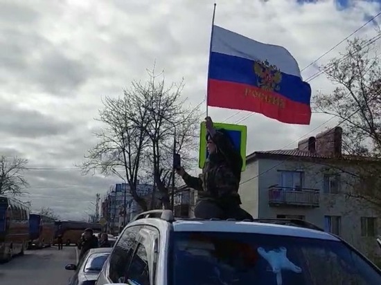 Первую группу мобилизованных с Сахалина провожали с флагами и напутствиями