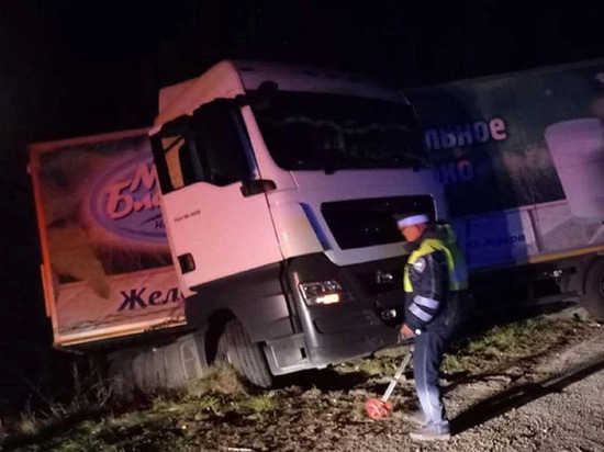 Театральный автобус попал в аварию на уральской трассе, две актрисы погибли