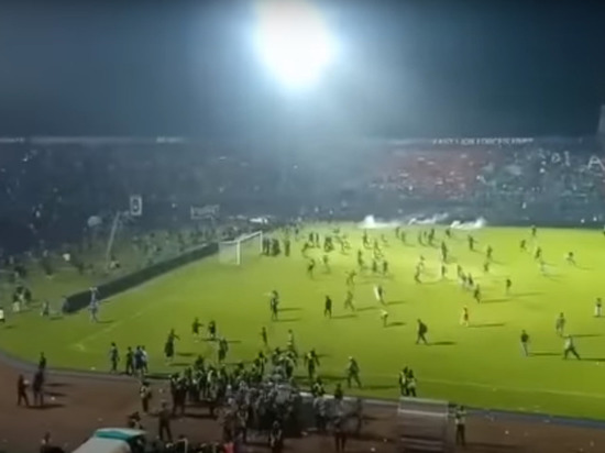 Появились подробности смертельной давки на футбольном матче: 129 погибших