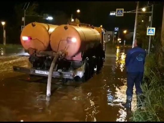 В Астрахани коммунальные службы устраняют последствия непогоды