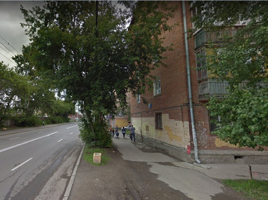 Вандалы в Екатеринбурге испортили автомобиль с патриотической символикой