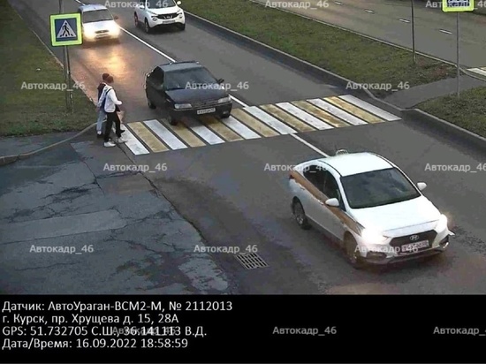 В Курске на Хрущева камера зафиксировала нарушение на пешеходном переходе