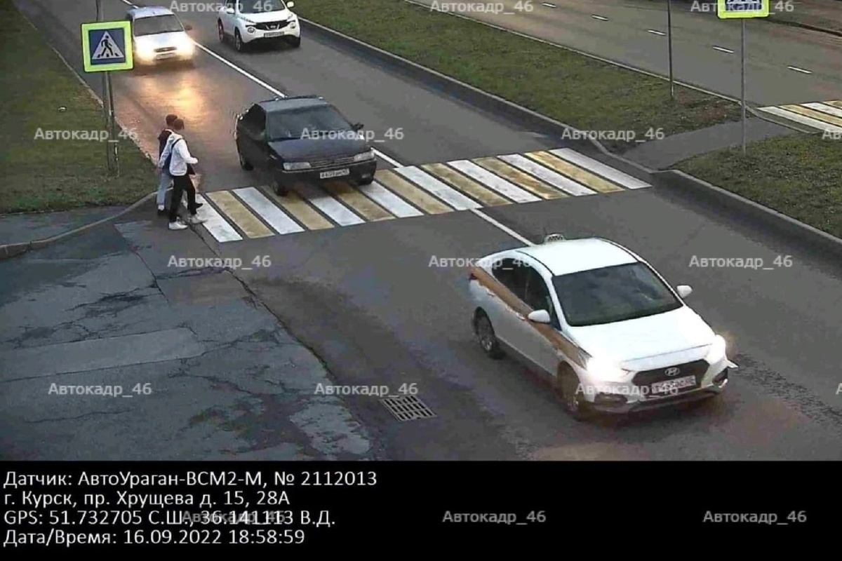 Камера на пешехода. Машина на пешеходном переходе. Не пропустил пешехода штраф с камеры. Фото с камер не пропустил пешехода. Камера на пешеходном переходе как работает.