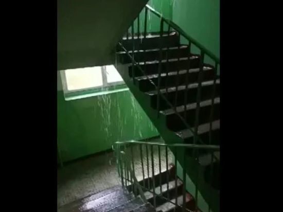 На улице Интернациональной в Рязани из-за ливня затопило девятиэтажку