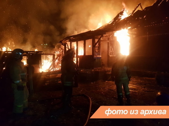Восемь сотрудников МЧС тушили горящее здание в поселке Заборье