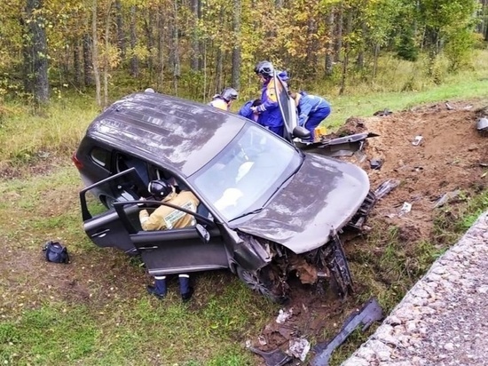 Водителя зажало в машине после жесткой аварии на шоссе под Петербургом