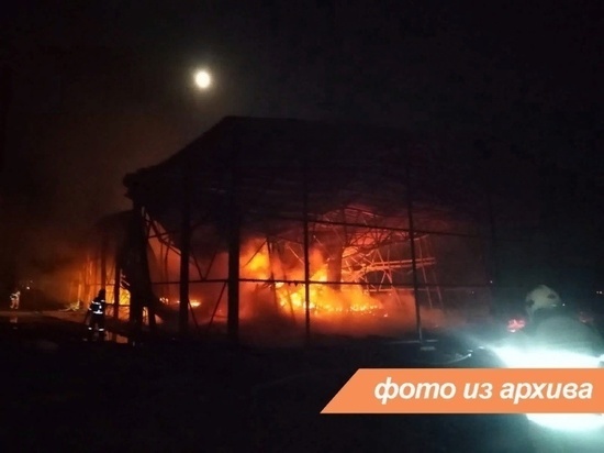 Меньше часа потребовалось сотрудникам МЧС на тушение горящего здания под Бокситогорском