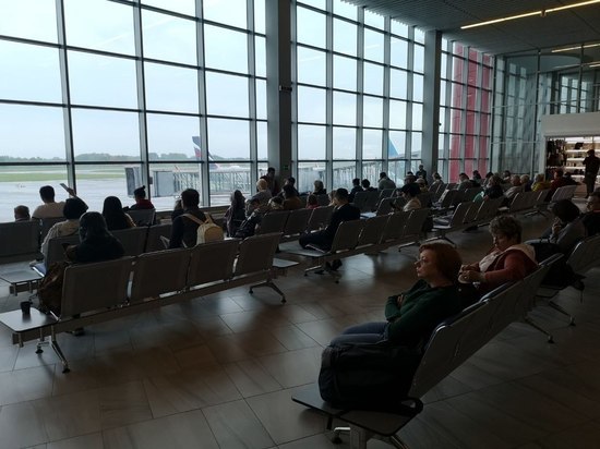 Для десятка пассажиров на рейс из Мурманска до Санкт-Петербурга не нашлось места на борту самолета